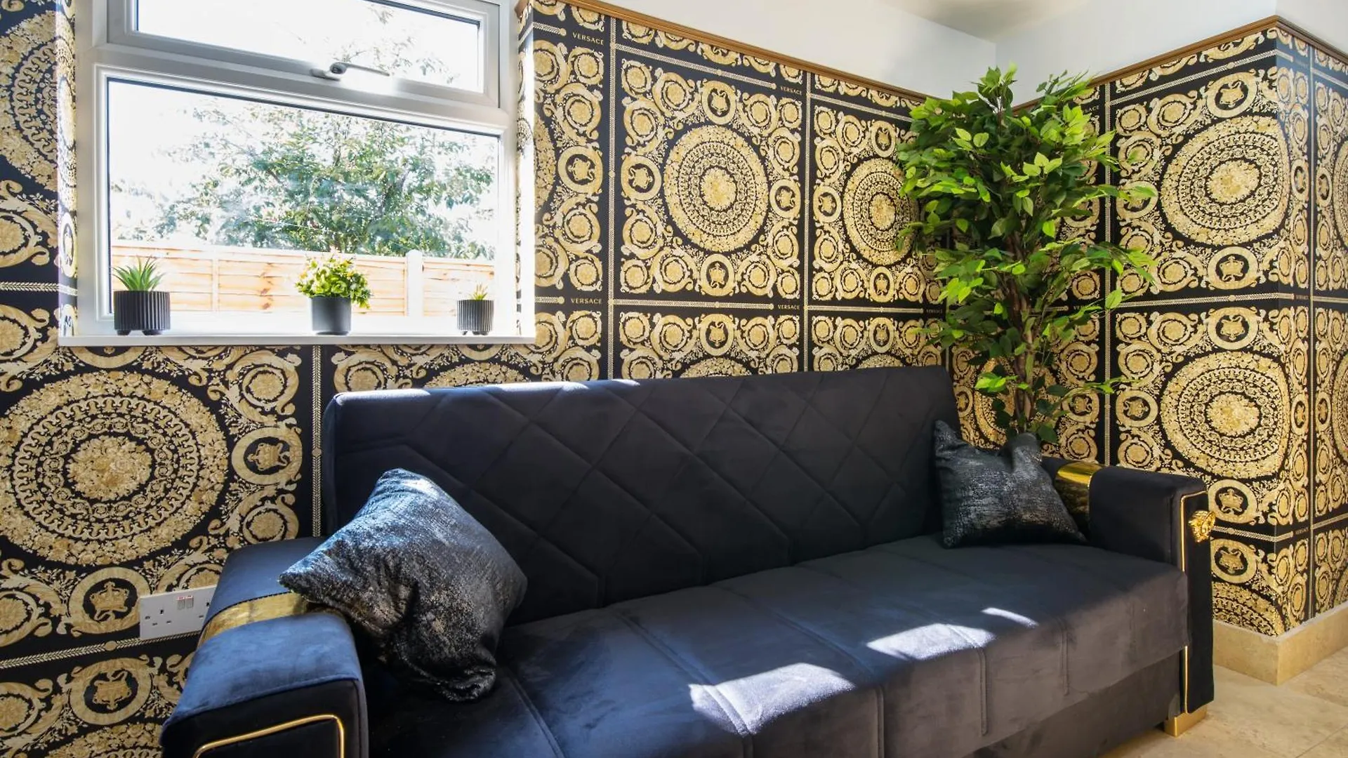 Luxury Versace 1 Bed Hot Tub Pool Table Sky Tv London 0*,