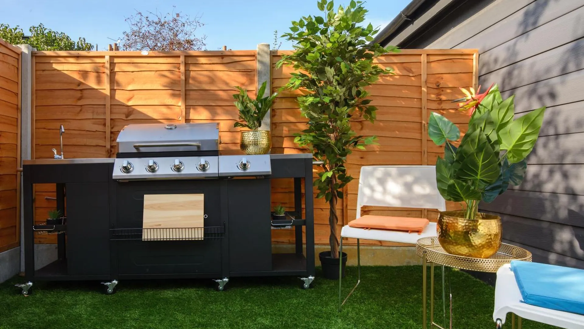 Luxury Versace 1 Bed Hot Tub Pool Table Sky Tv London Apartment
