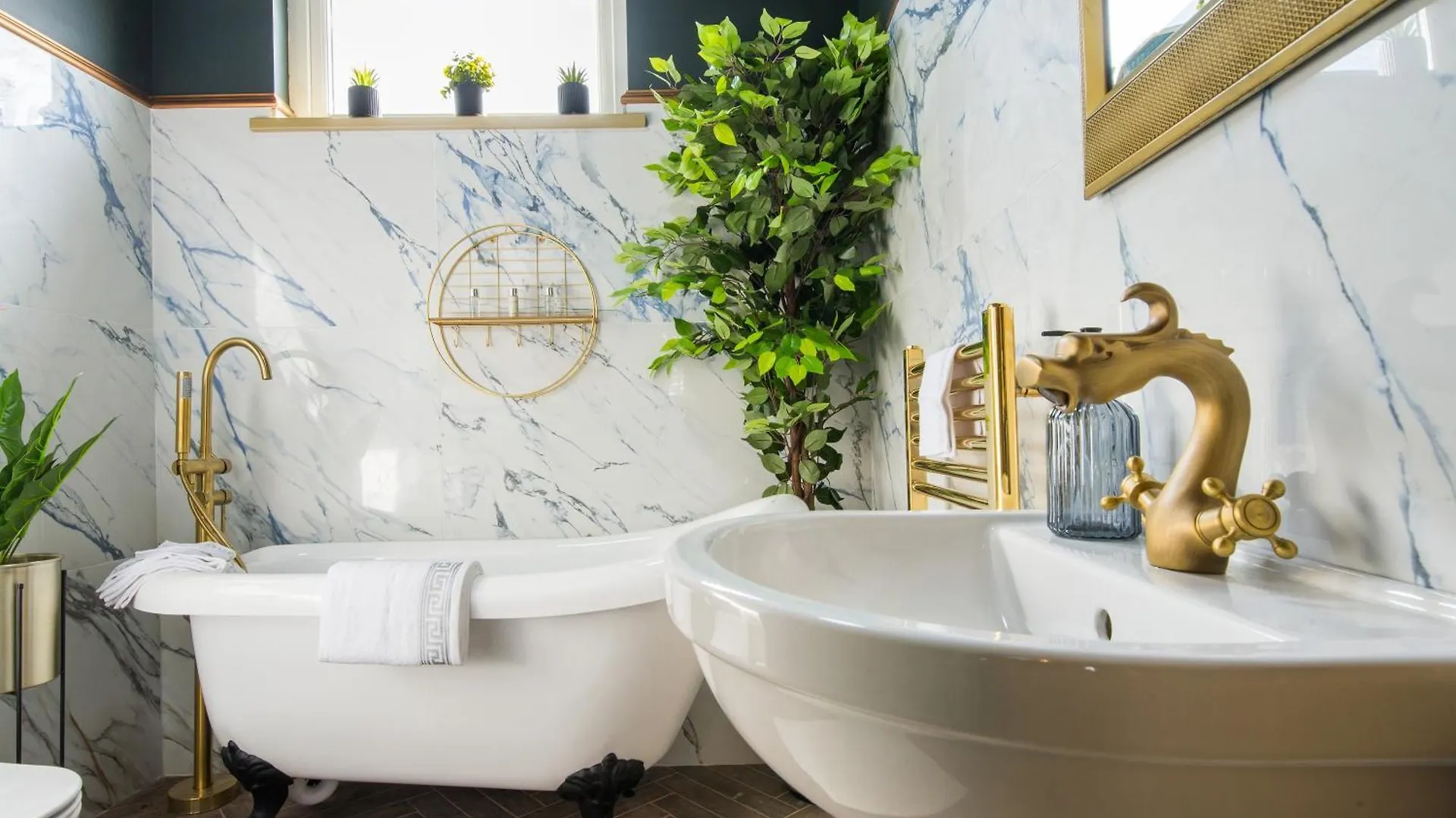 Luxury Versace 1 Bed Hot Tub Pool Table Sky Tv London