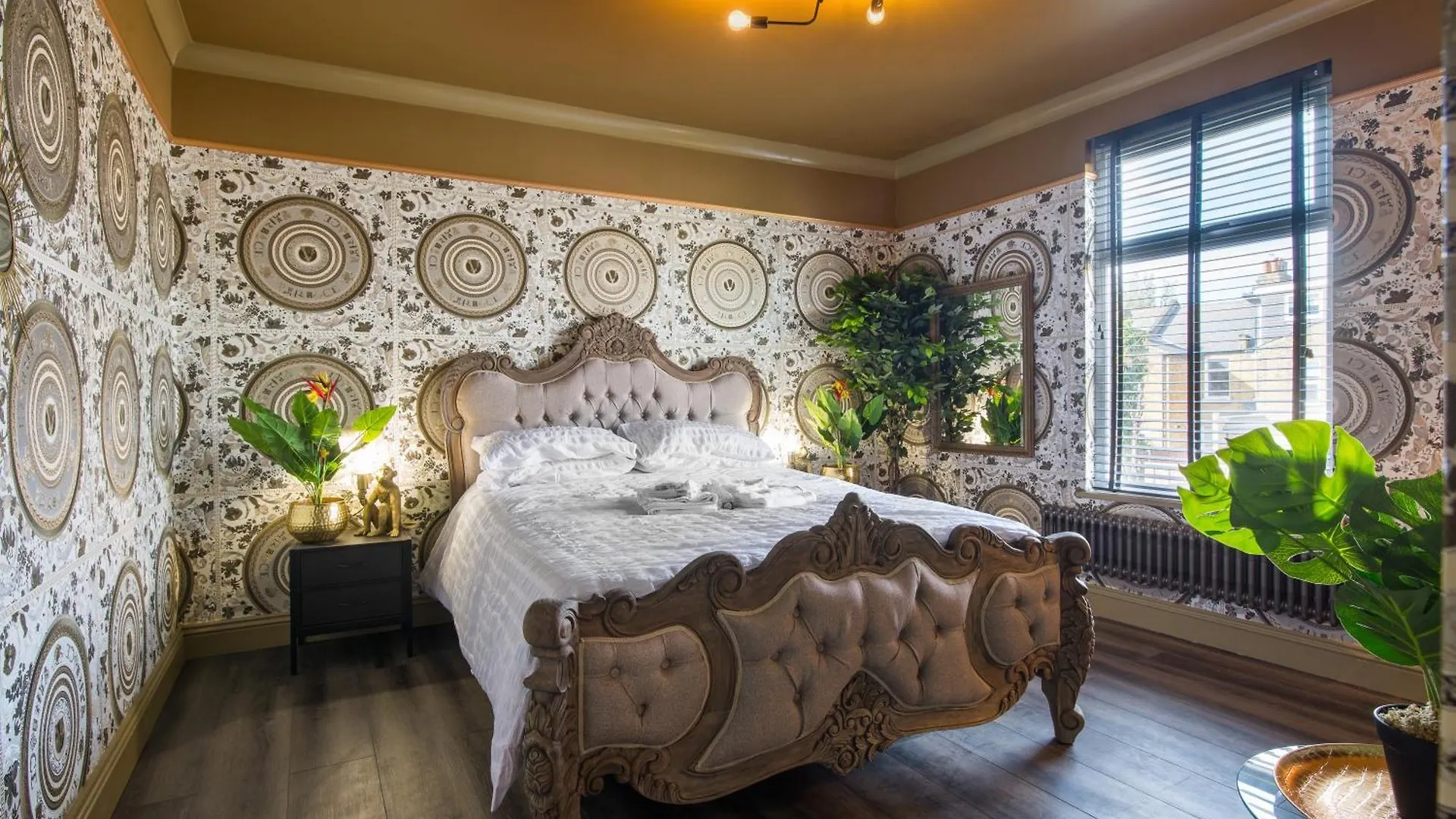 Luxury Versace 1 Bed Hot Tub Pool Table Sky Tv London 0*,  United Kingdom