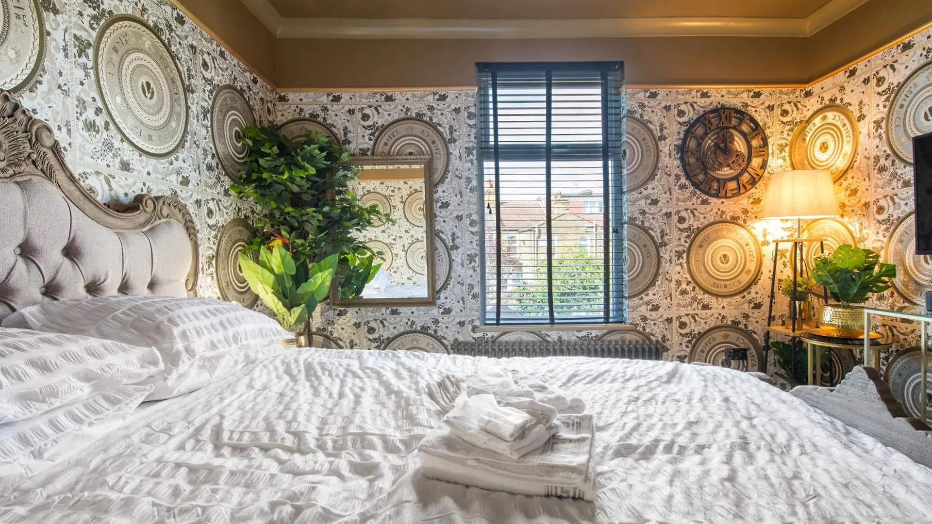 Apartment Luxury Versace 1 Bed Hot Tub Pool Table Sky Tv London