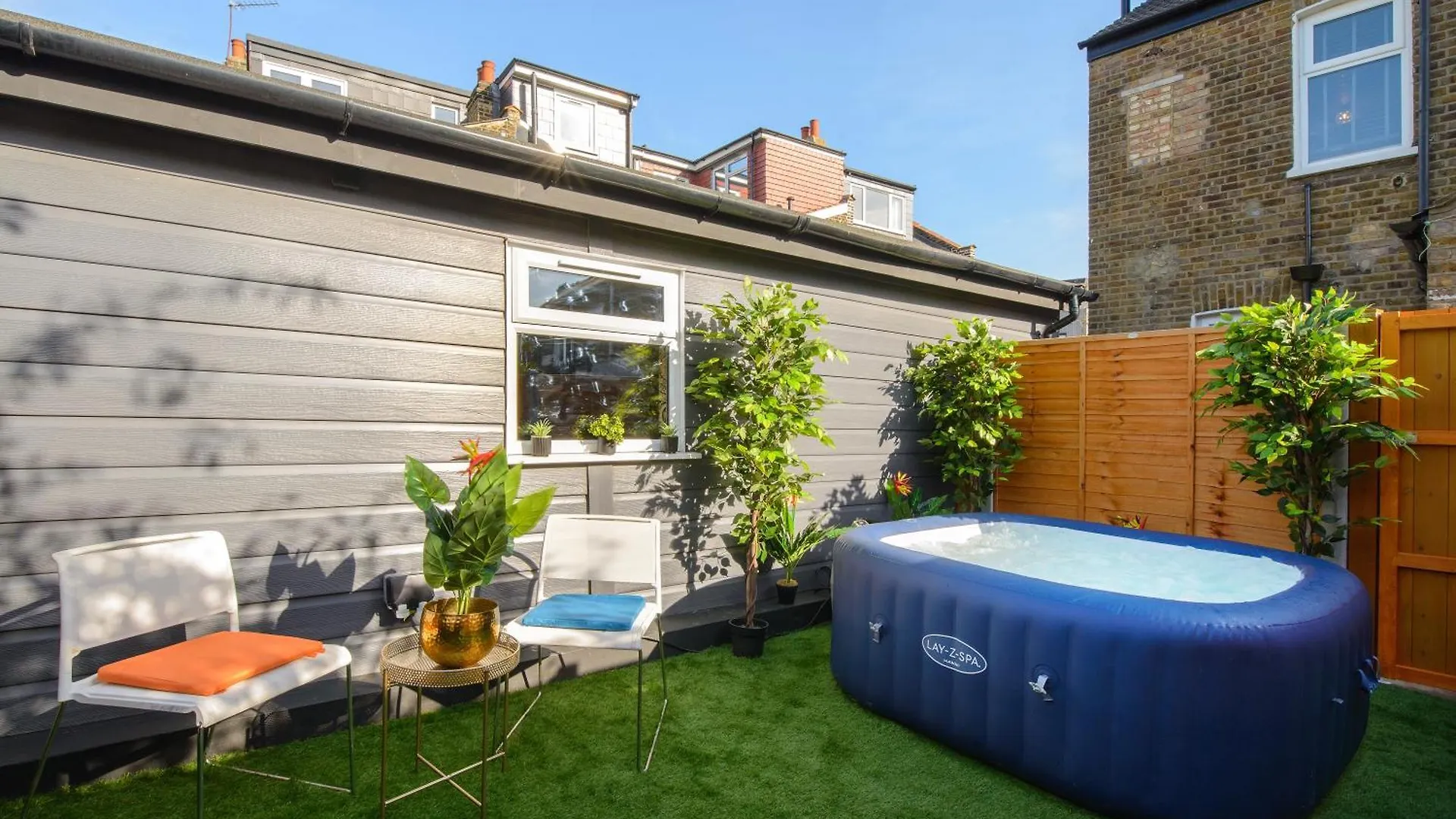 Luxury Versace 1 Bed Hot Tub Pool Table Sky Tv London 0*,  United Kingdom