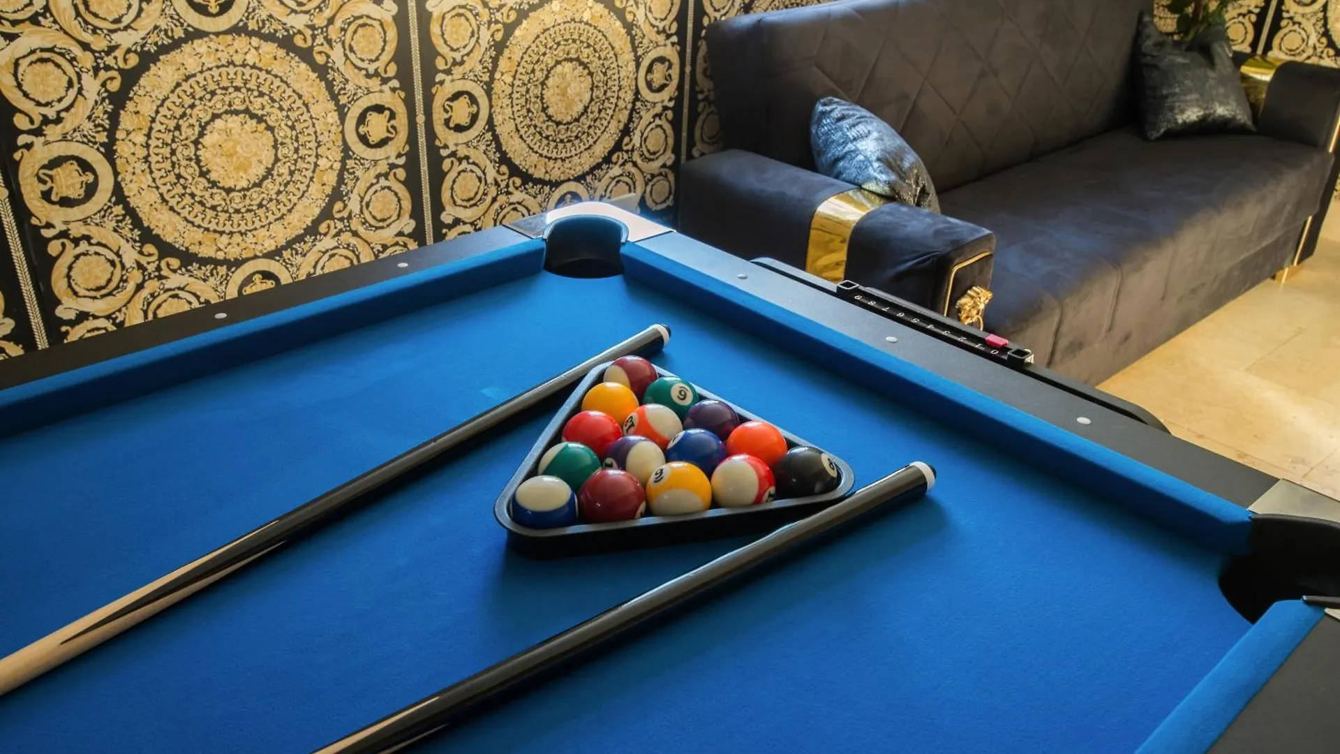 Luxury Versace 1 Bed Hot Tub Pool Table Sky Tv London