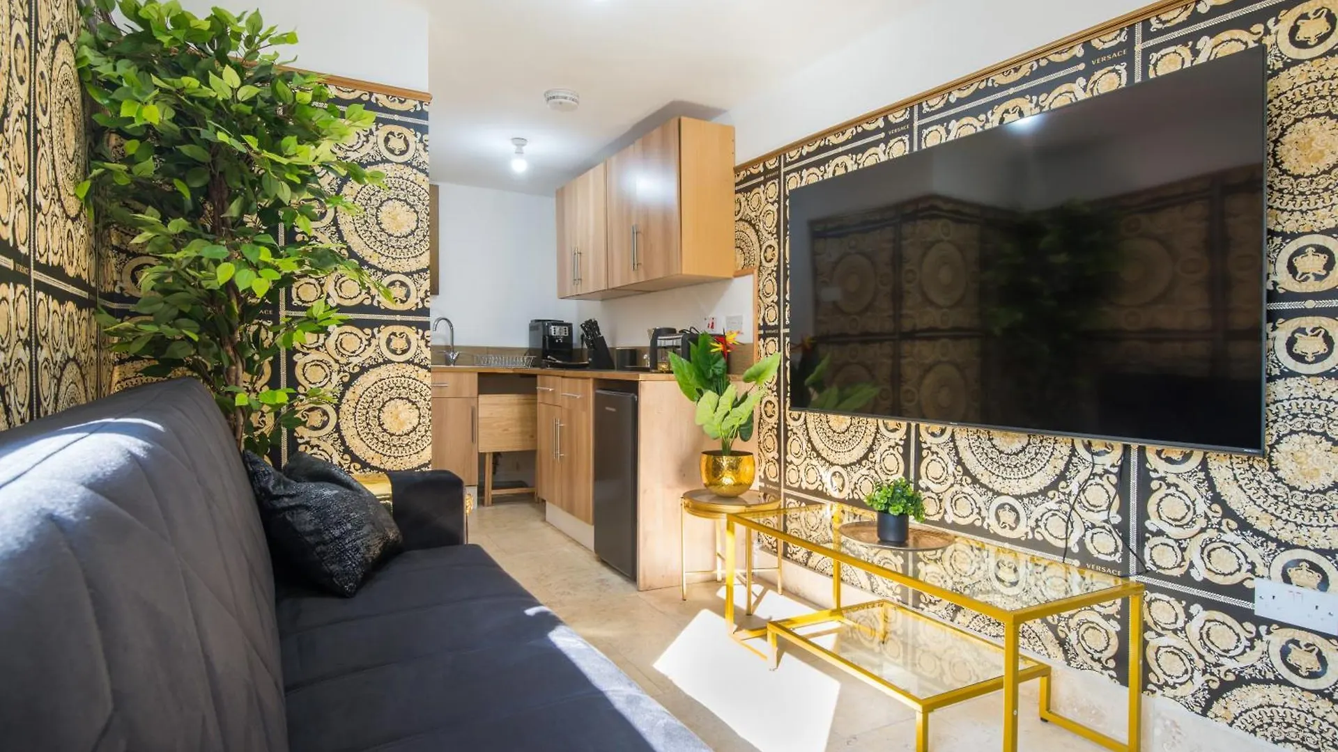 Luxury Versace 1 Bed Hot Tub Pool Table Sky Tv London