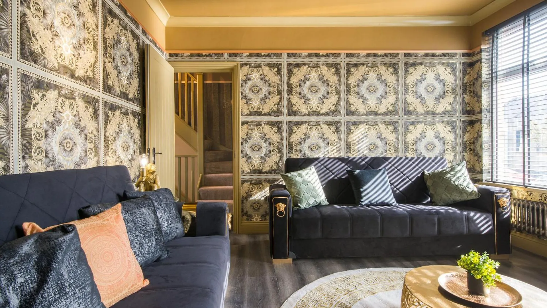 Luxury Versace 1 Bed Hot Tub Pool Table Sky Tv London Apartment