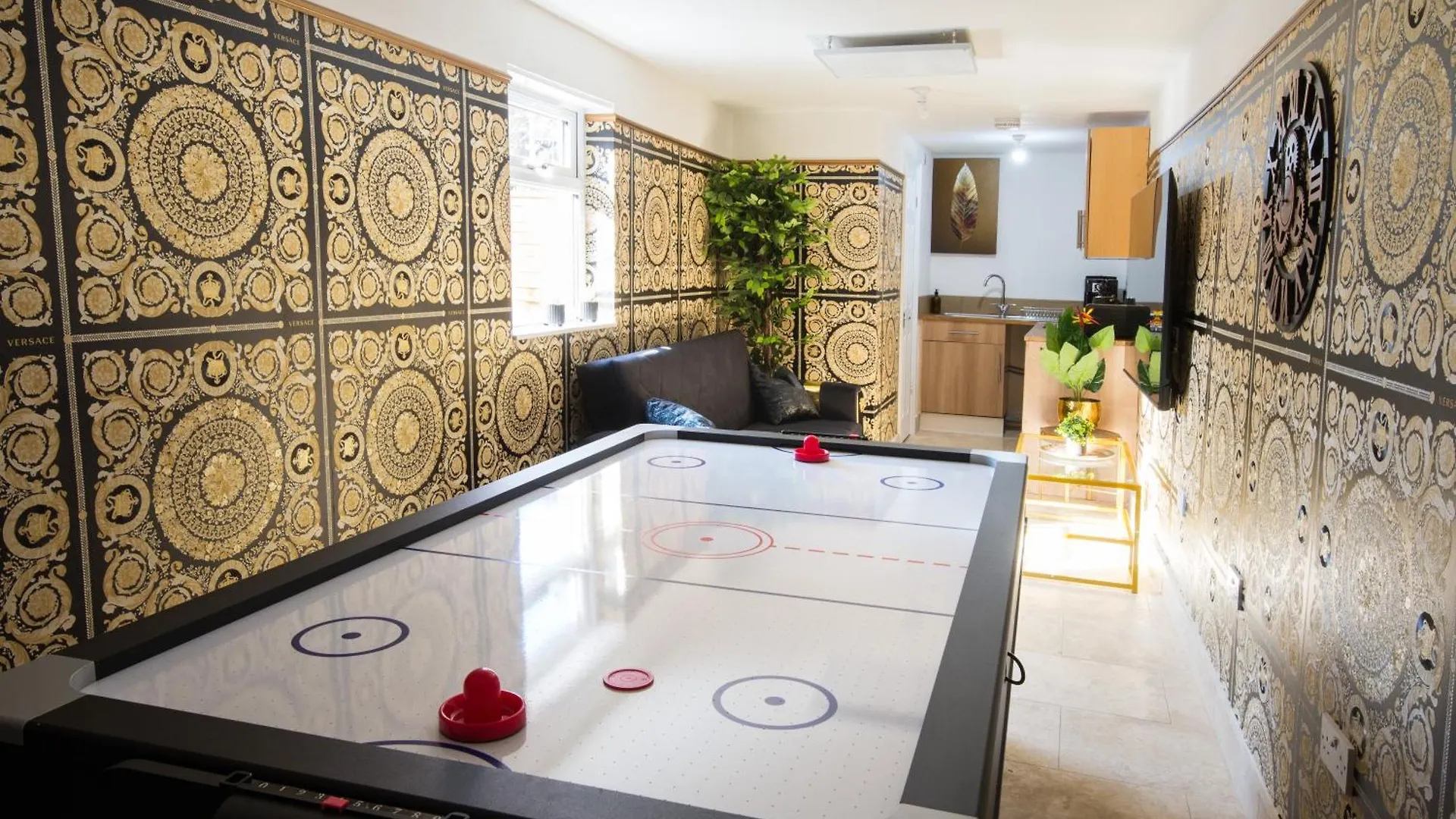 Luxury Versace 1 Bed Hot Tub Pool Table Sky Tv London