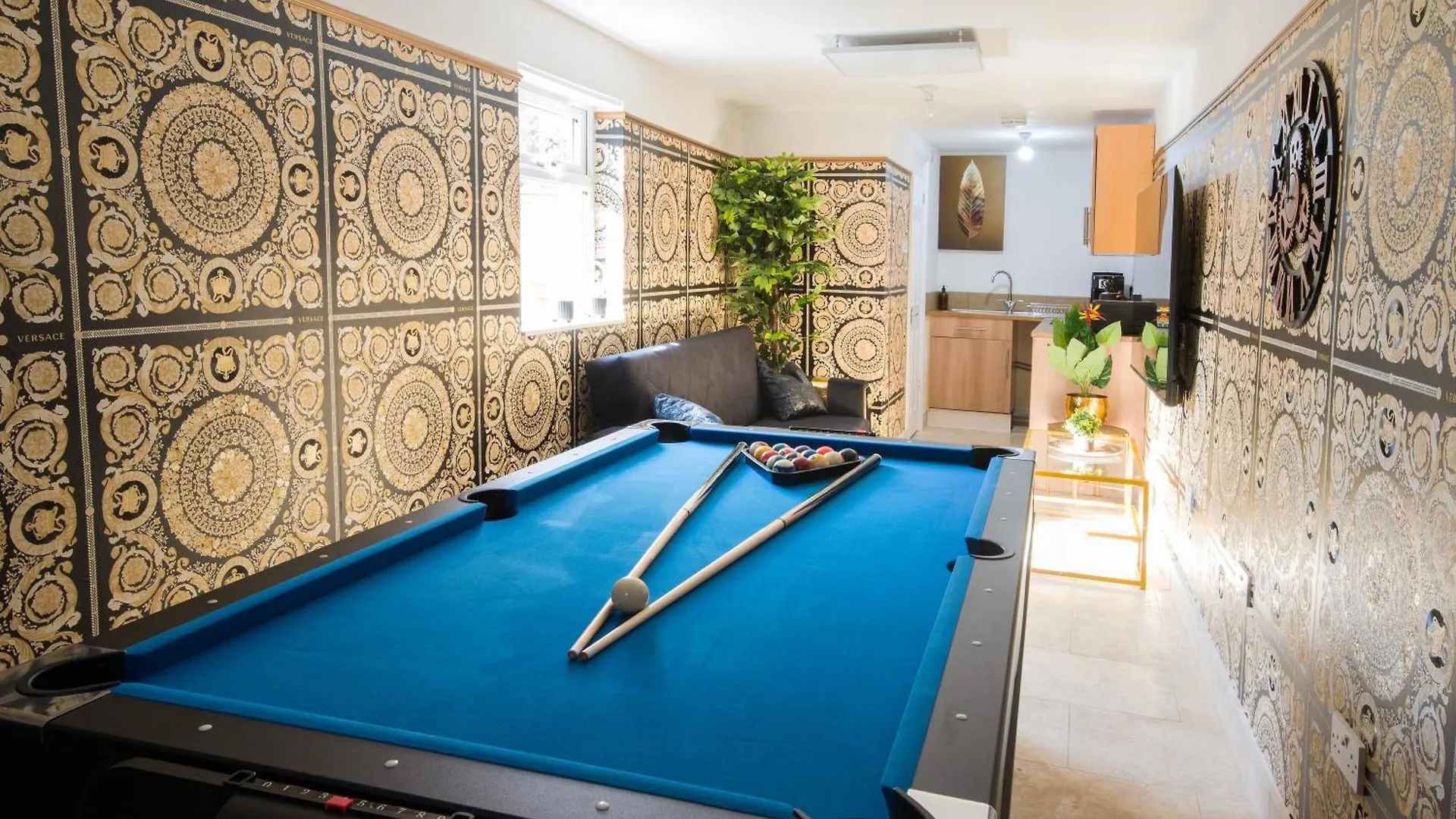 Apartment Luxury Versace 1 Bed Hot Tub Pool Table Sky Tv London