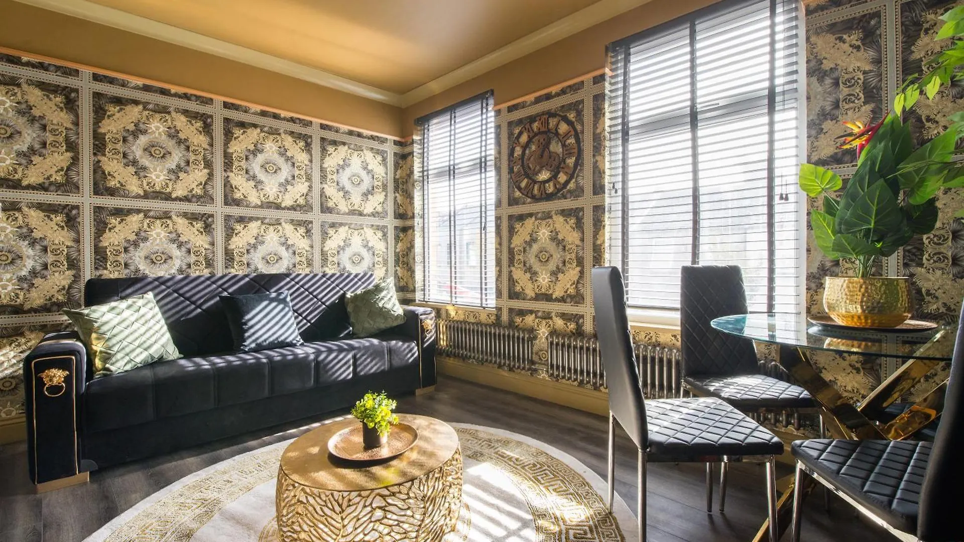 Luxury Versace 1 Bed Hot Tub Pool Table Sky Tv London
